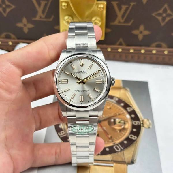 CollectRolex Oyster Perpetual Lady Silver Dial 126000 36 mm